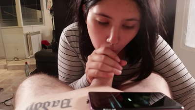 زه خپله سومه خور چیغې کوم پداسې حال کې چې هغه ډیزني ګوري [کم]